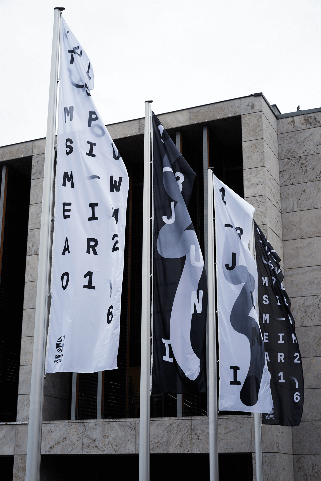 Im Wind wehende Fahnen abwechselt schwarz und wei&szlig; / Flags waving in the wind alternating black and white