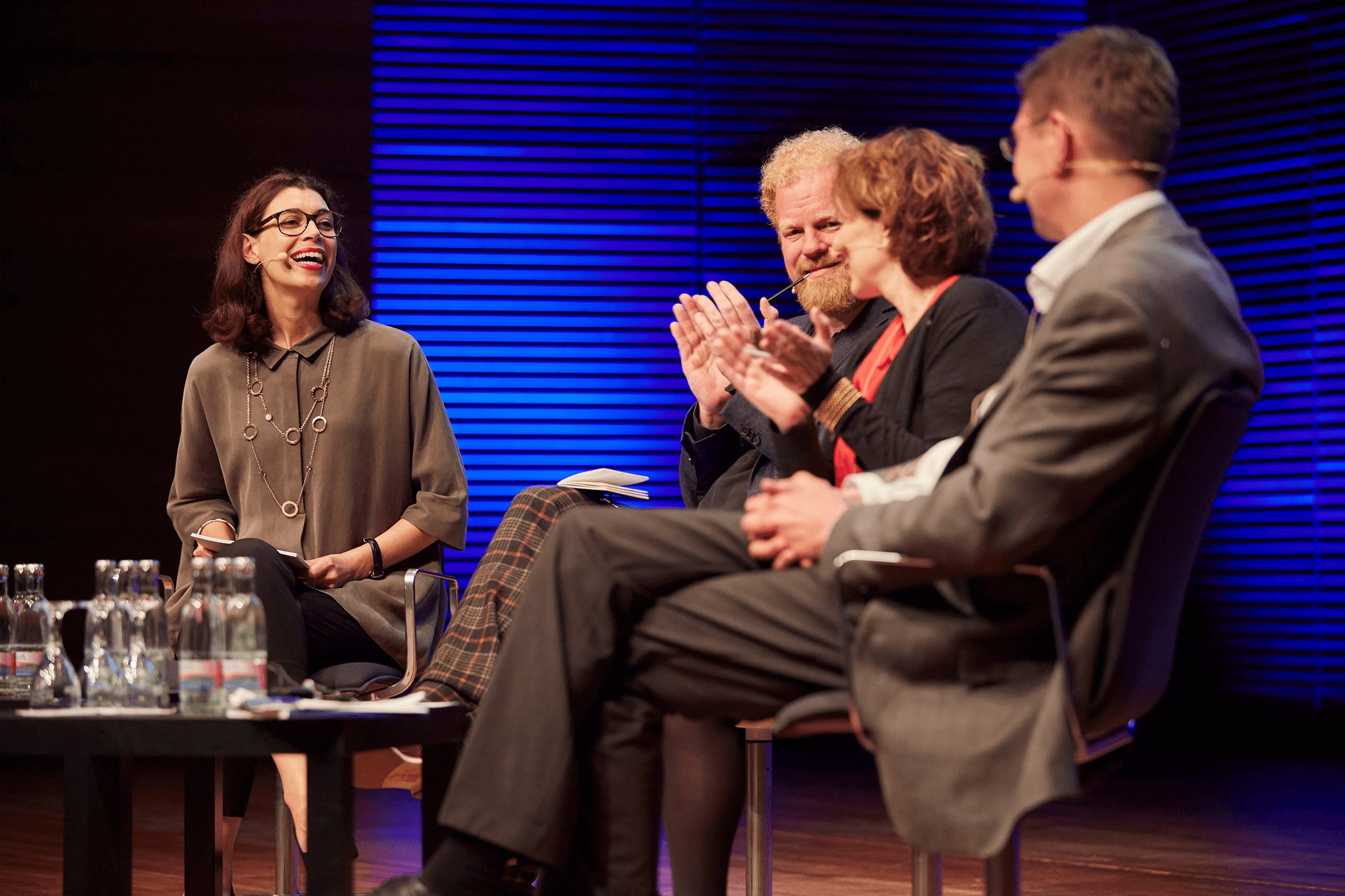 Unterhaltung auf der B&uuml;hne mit Beleuchtung im Hintergrund / Entertainment on stage with lighting in the background