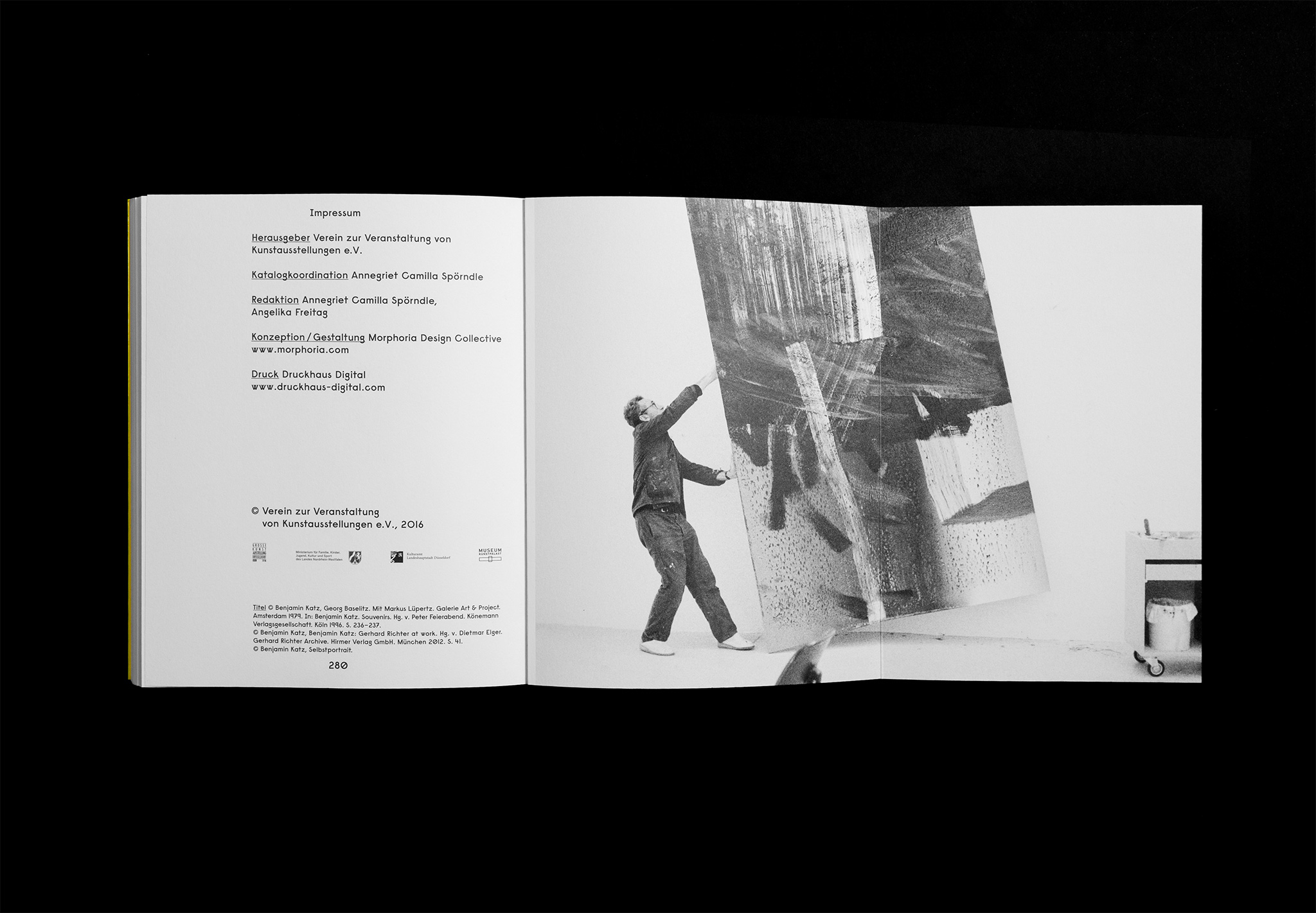 Kunstkatalog mit erweitertem Cover und K&uuml;nstler / Art catalog with extended cover and artist