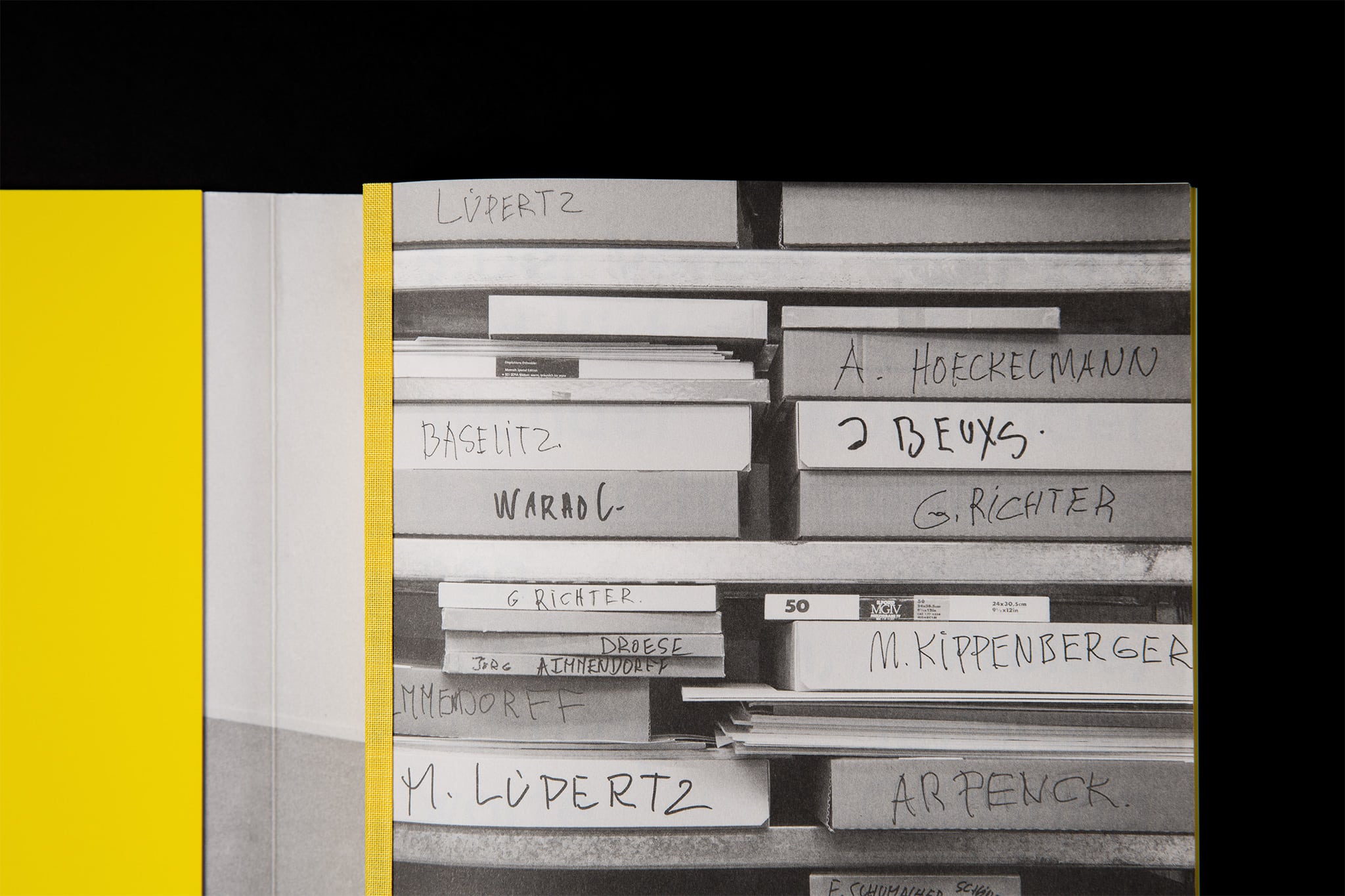 Detail Kunstkatalog mit aufklappbarem Cover / Detail art catalog with fold-out cover