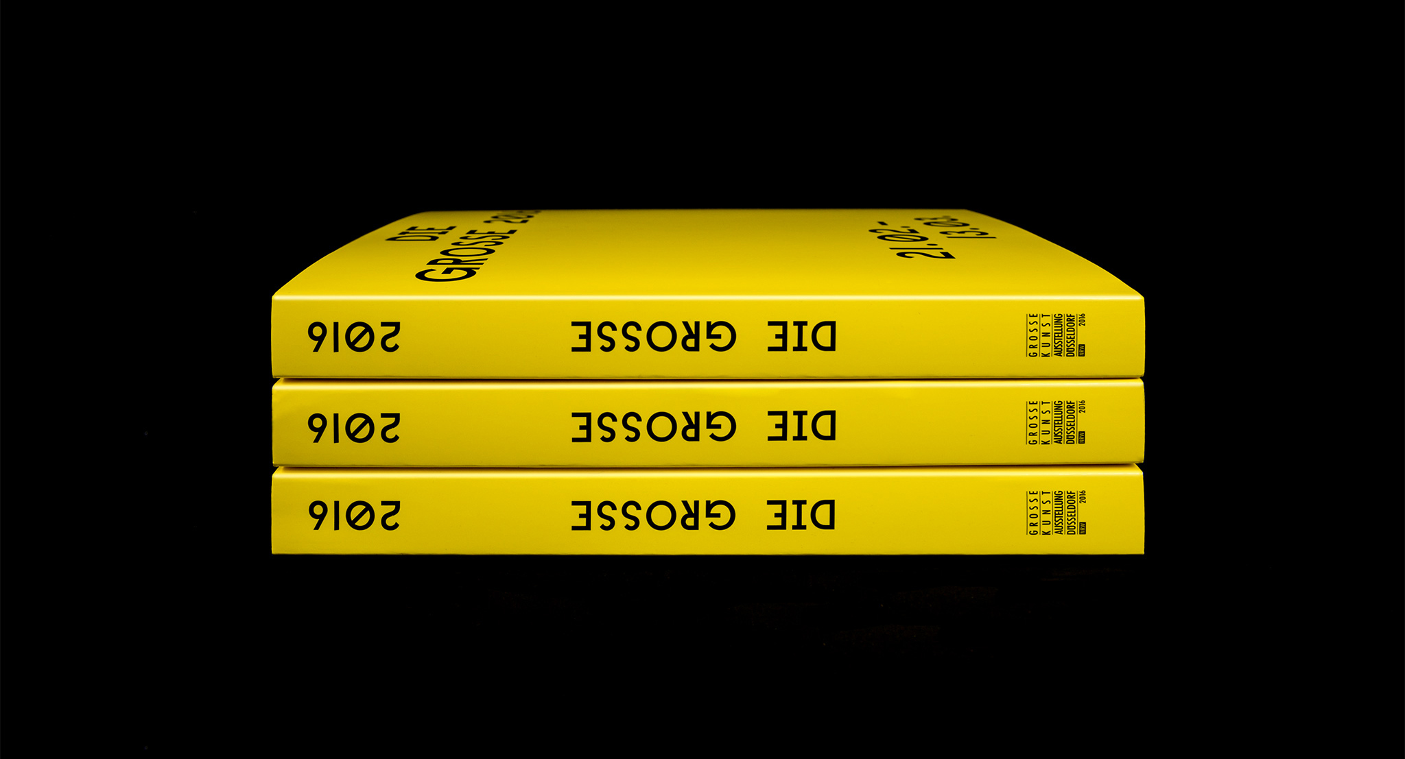 Gestapelte Kunstkataloge Ansicht Buchr&uuml;cken / Stacked art catalogs view spine