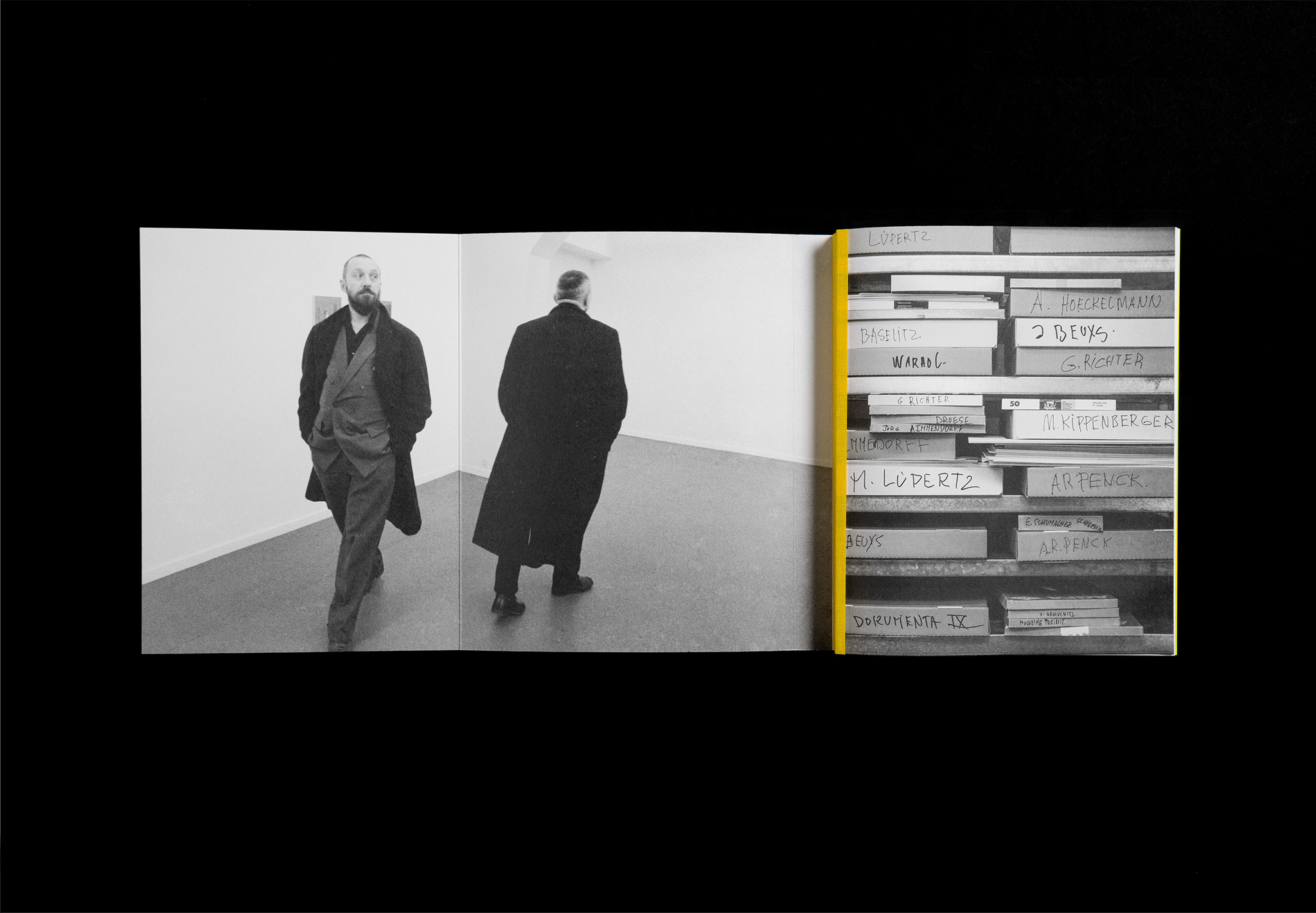 Kunstkatalog mit erweitertem Cover / Art catalog with extended cover