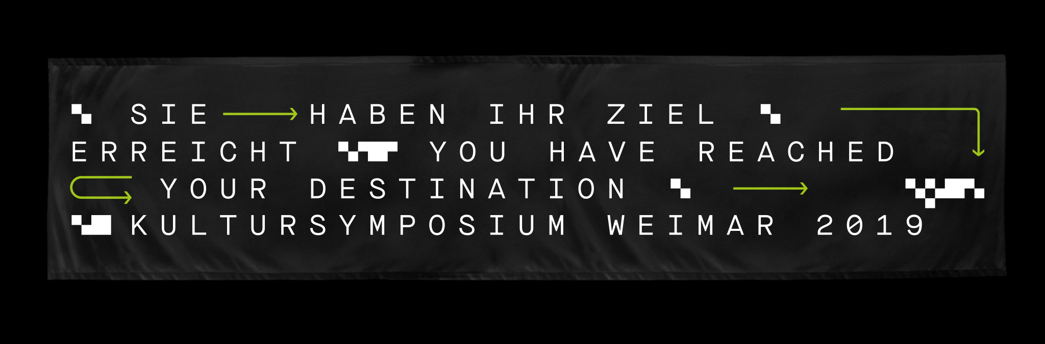 schwarze Fahne mit Pfeil Key Visual / black flag with arrow key visual