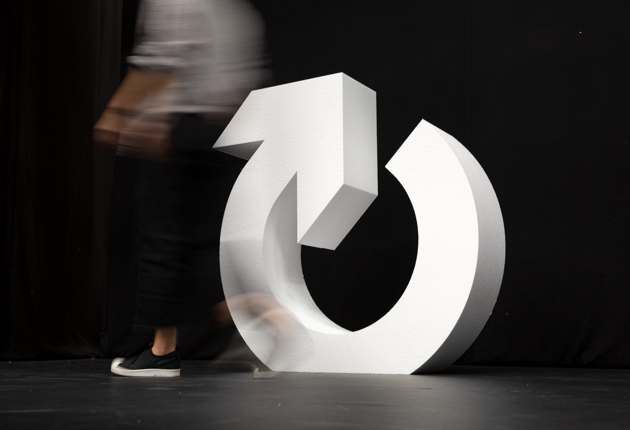 wei&szlig;e Pfeilskulptur auf B&uuml;hne / white arrow sculpture on stage