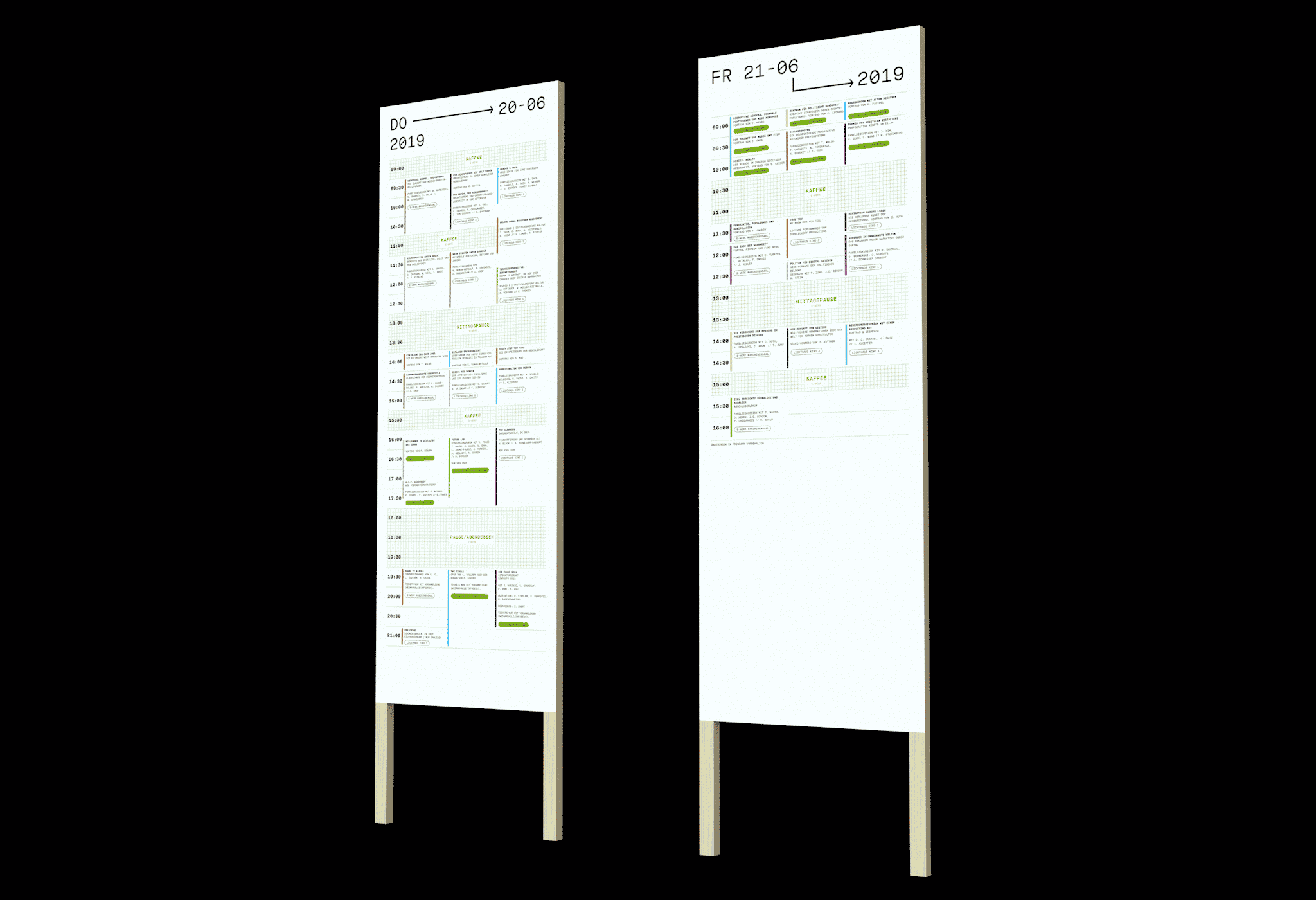 Programm Schilder auf Holzstelen im Raum aufgestellt / Program signs placed on wooden steles in the room