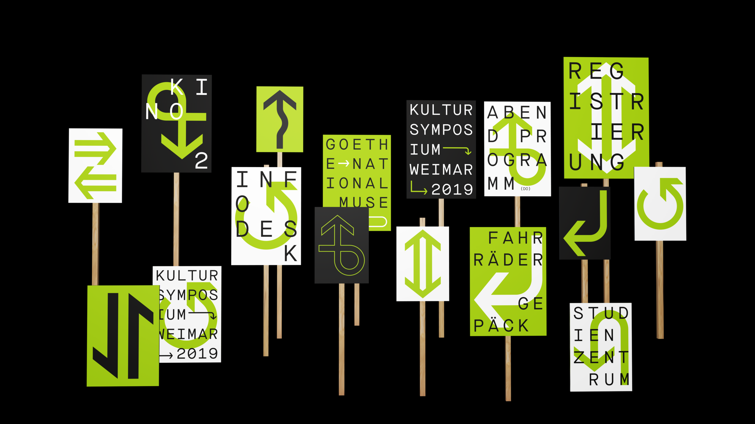 Plakate auf Holzstelen wie Schilderwald angeordnet / Posters arranged on wooden steles like forest of signs