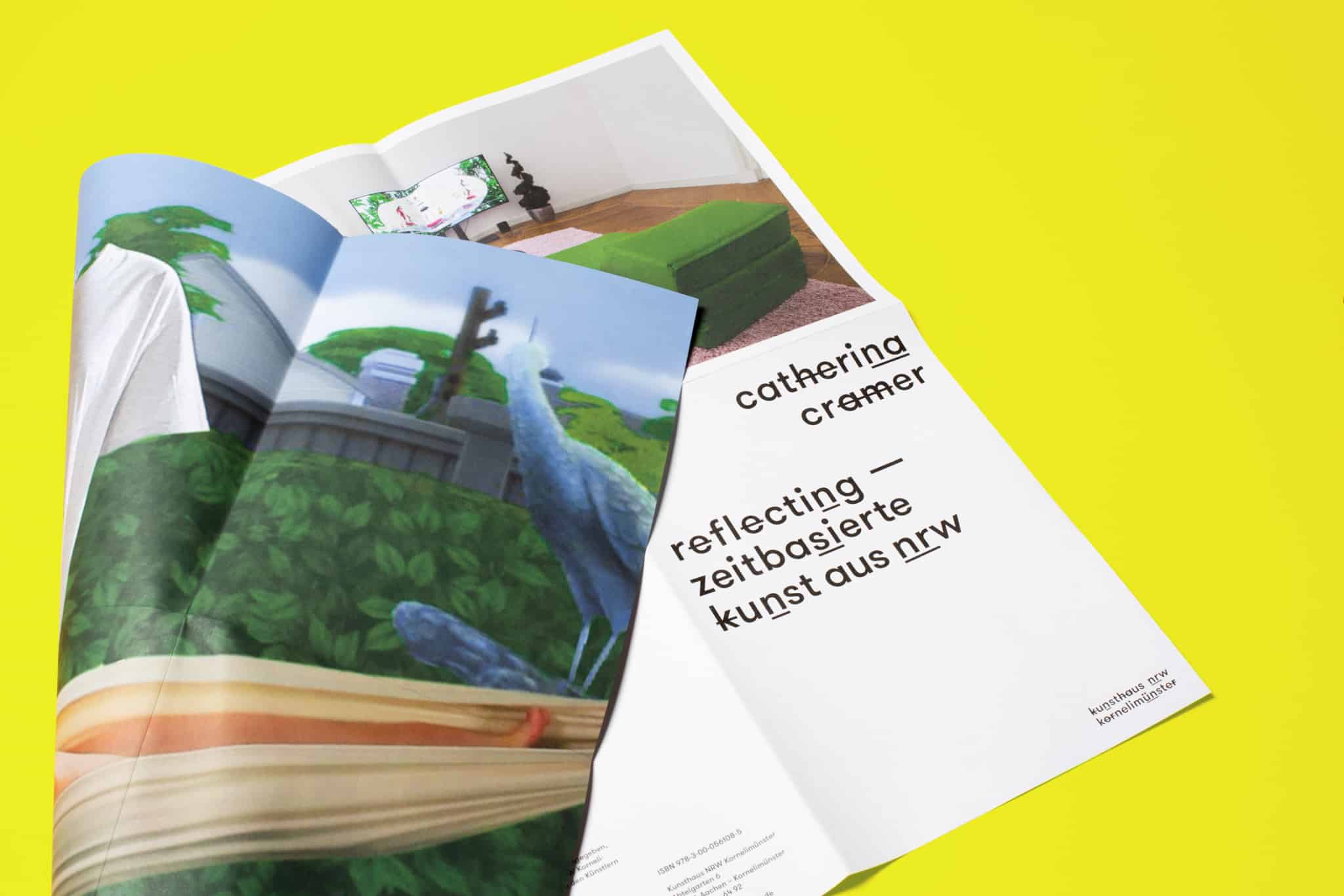 Gefaltetes Poster auf gelbem Grund / Folded poster on yellow background