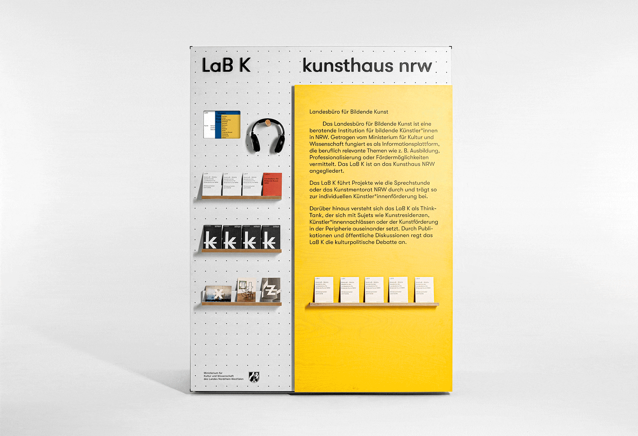 Ausstellungssystem mit Ipad, Kopfh&ouml;rern und Printmedien / exhibition system with Ipad, headphones and print media