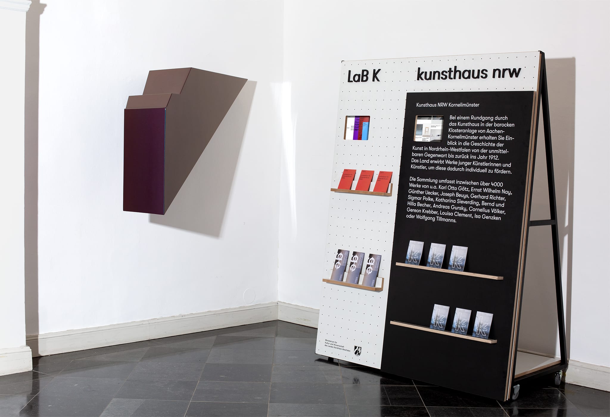 Ausstellungssystem mit Flyern und Ipad / Exhibition system with flyers and Ipad