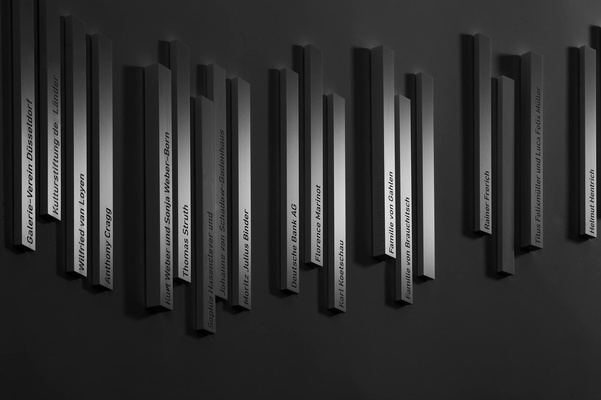 Mit Namen Gefr&auml;ste Corian Streben an der Wand / Milled Corian braces on the wall