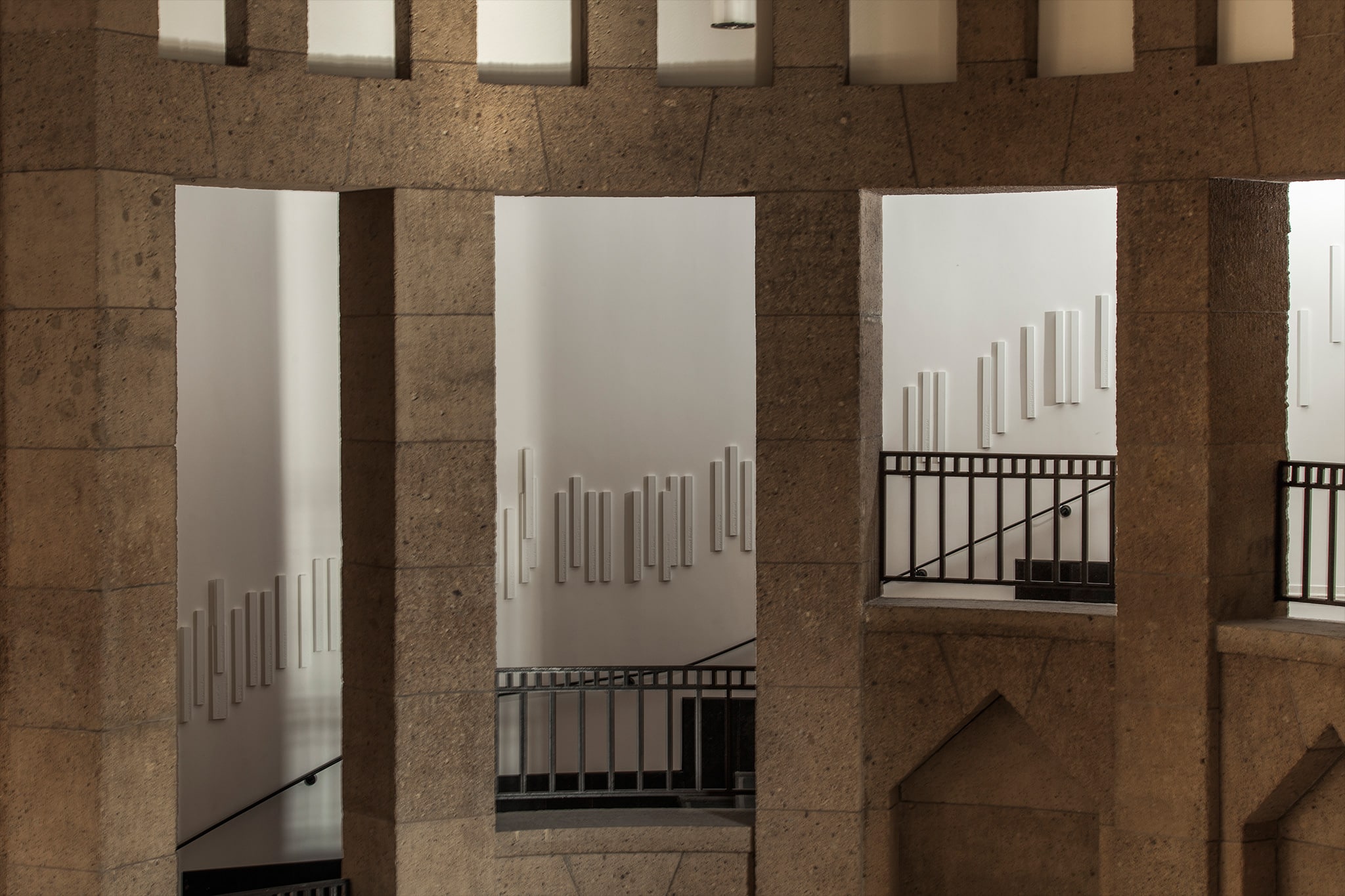 Weitwinkel gefr&auml;ste Corian Streben an Treppe / Wide angle milled Corian braces on stairs