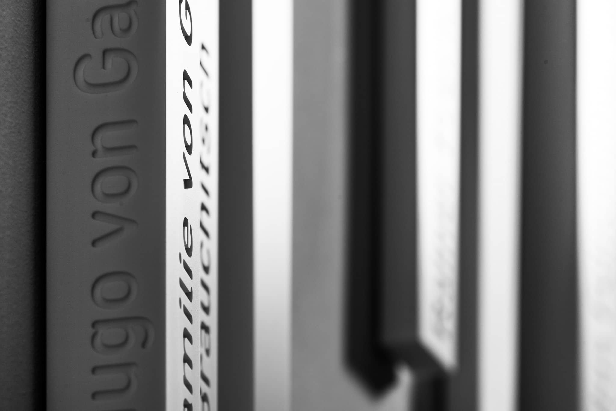 Detail gefr&auml;ste Schrift in Corian / Detail milled font in Corian