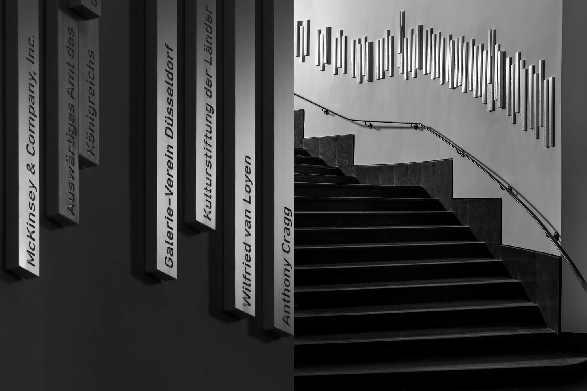 mit Namen Gefräste Corian Streben am Treppenaufgang / Milled Corian braces on the staircase