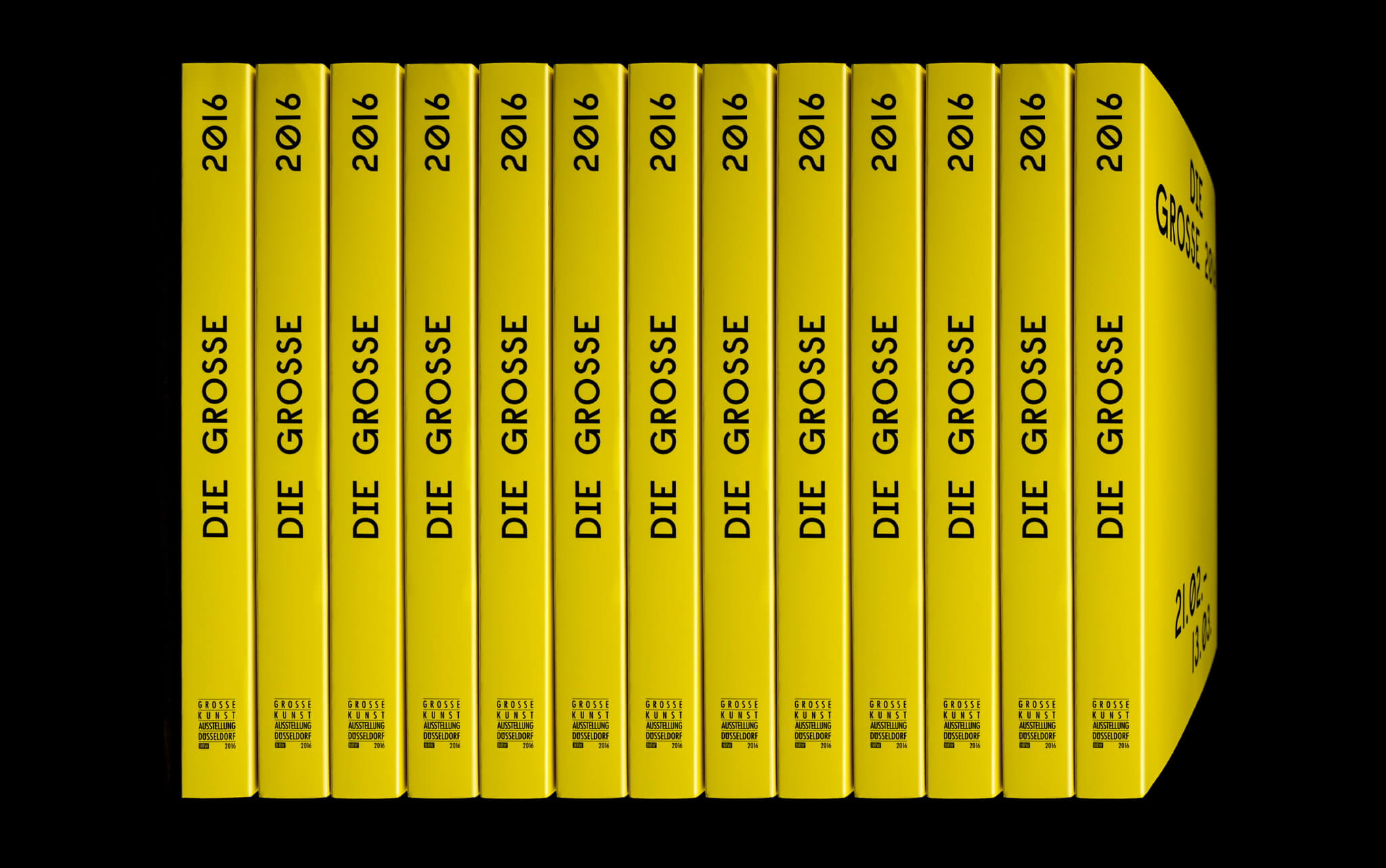 Aneinanderreihung von gelben Kunstkatalogen / String of yellow art catalogs