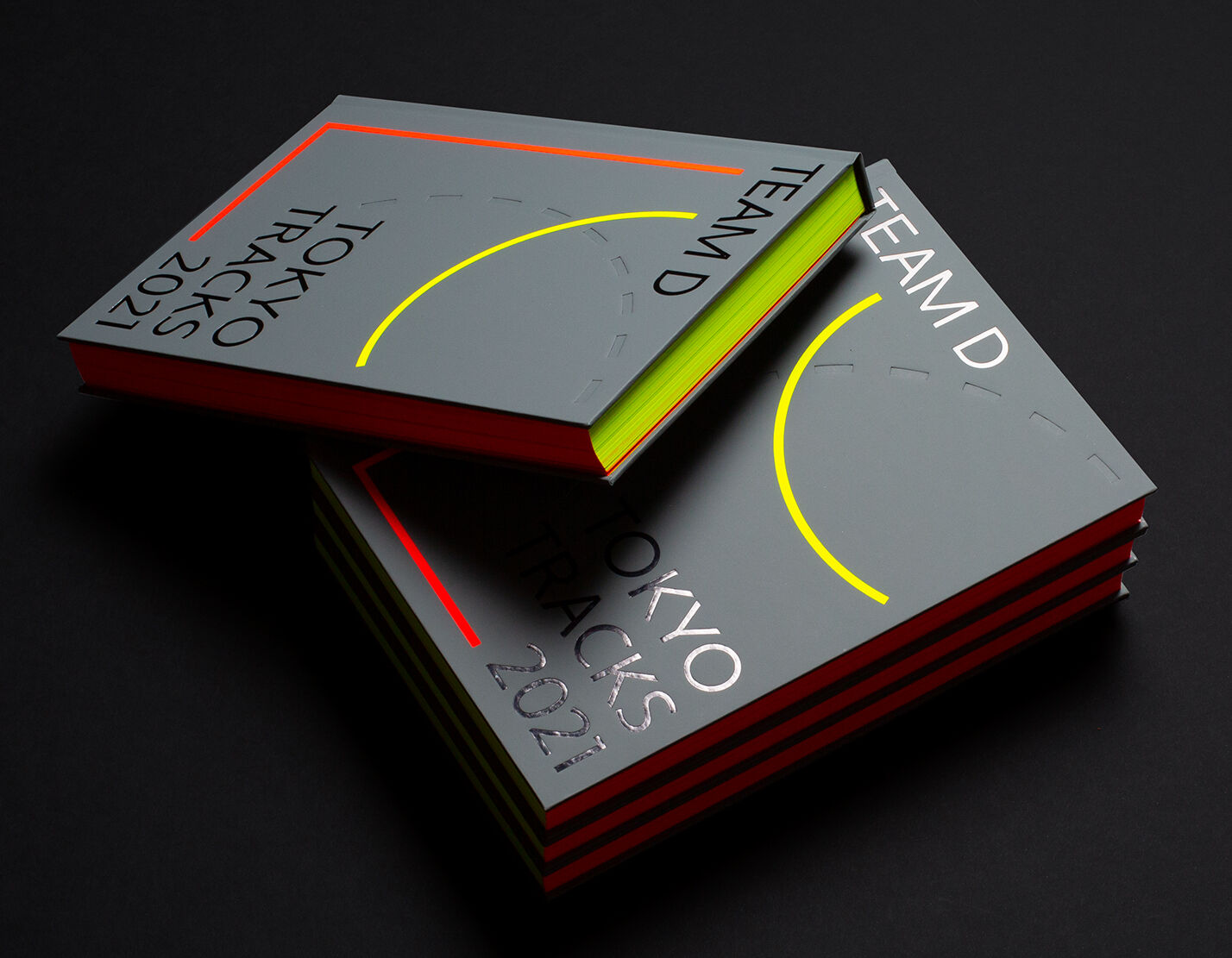 gestapelte Bücher mit Sonderfarbe an den Schnittkanten / stacked books with special color on the cut edges