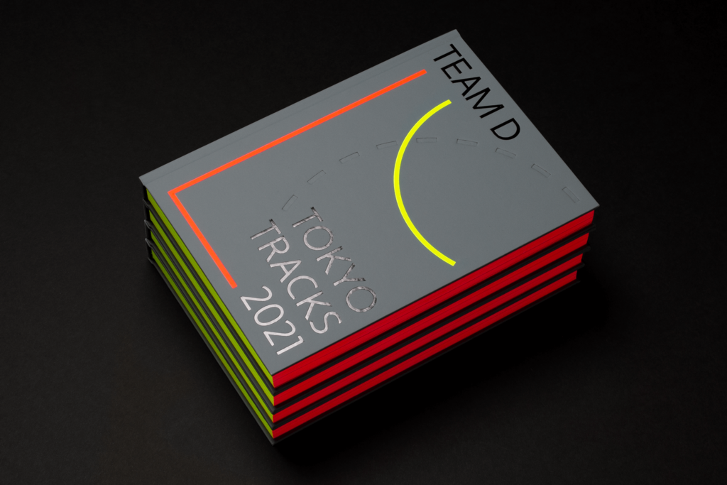 gestapelte B&uuml;cher mit Sonderfarbe an den Schnittkanten / stacked books with special color on the cut edges