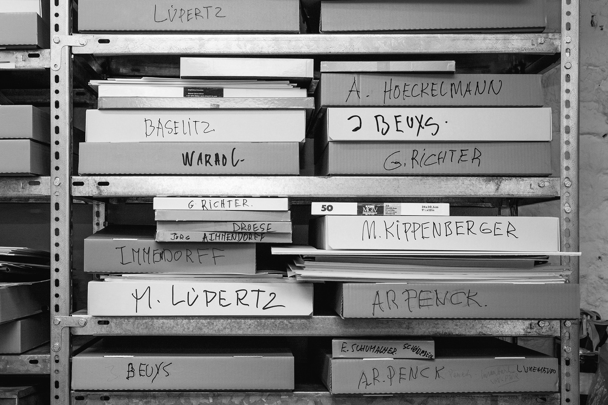 Regal mit beschrifteten Kartons / Shelf with labeled boxes