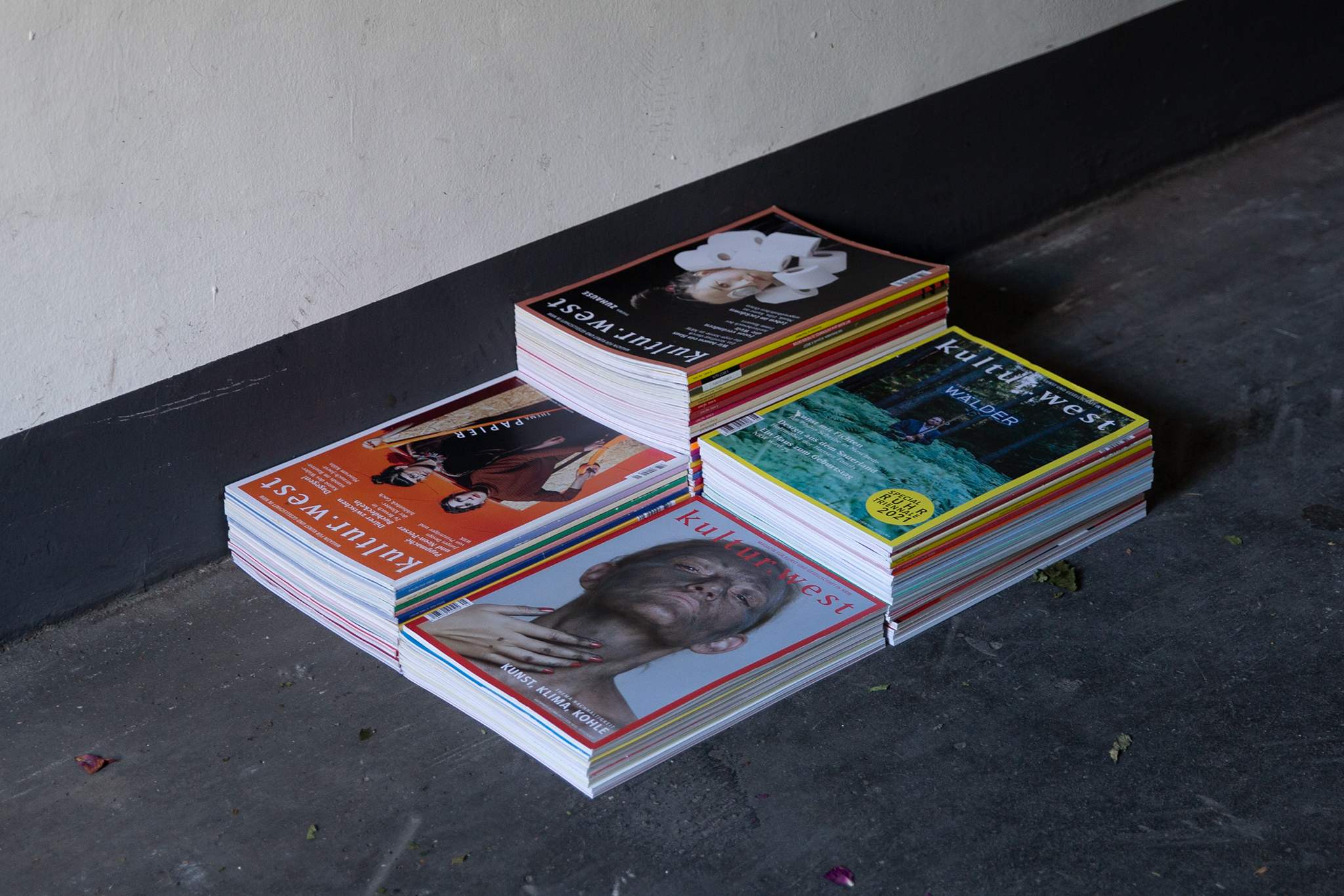 Magazin Stapel fotografiert in Garage / Magazine stack photographed in garage