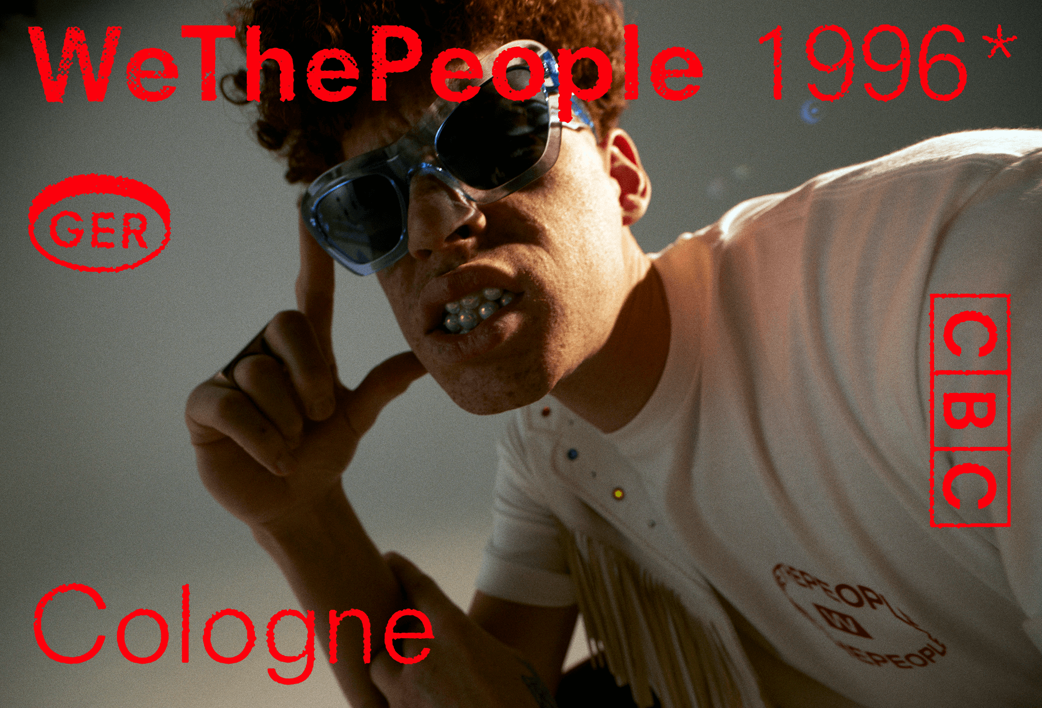 rote Schrift auf Fotografie mit Mann und Perlen-Grillz / red writing on photograph with man and pearl grillz /