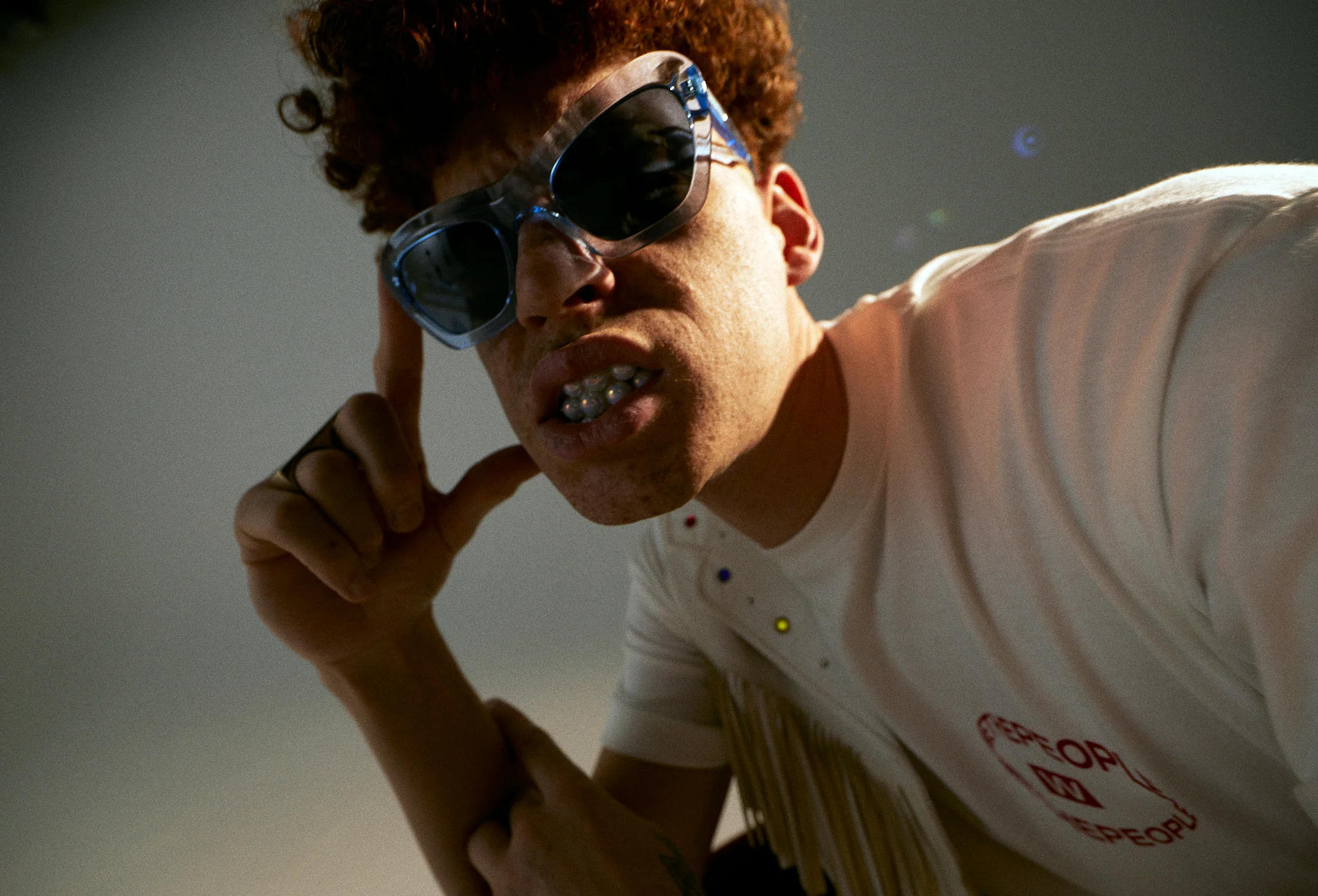 Mann mit Perlen-Grillz und Sonnenbrille / Man with pearl grillz and sunglasses