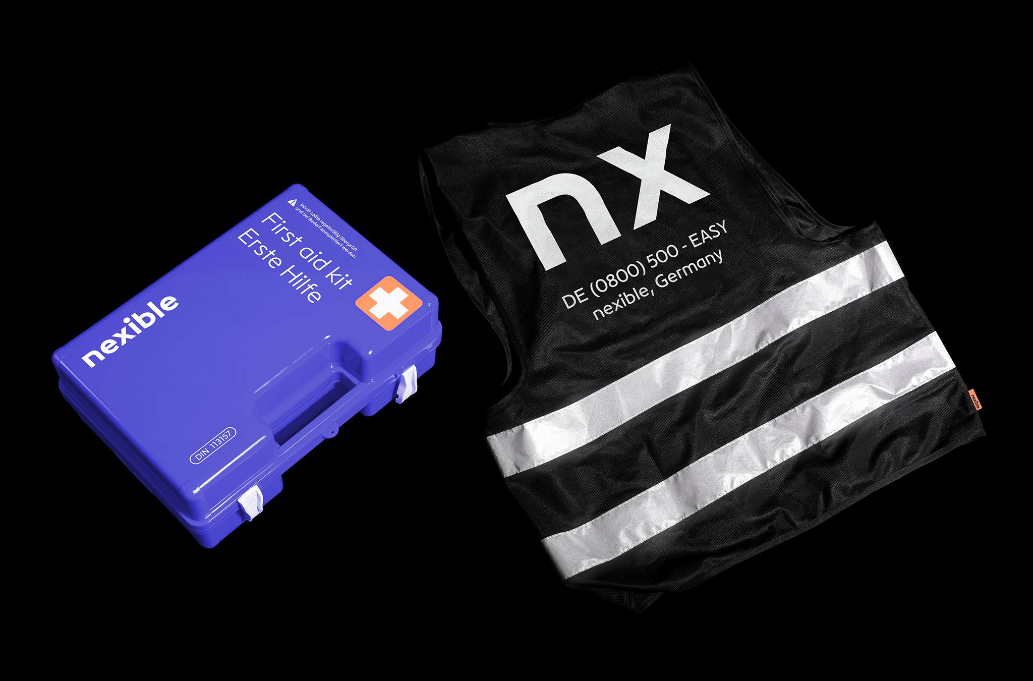 lila Koffer mit schwarzer Weste und Reflektor-Streifen / purple suitcase with black vest and reflector stripes