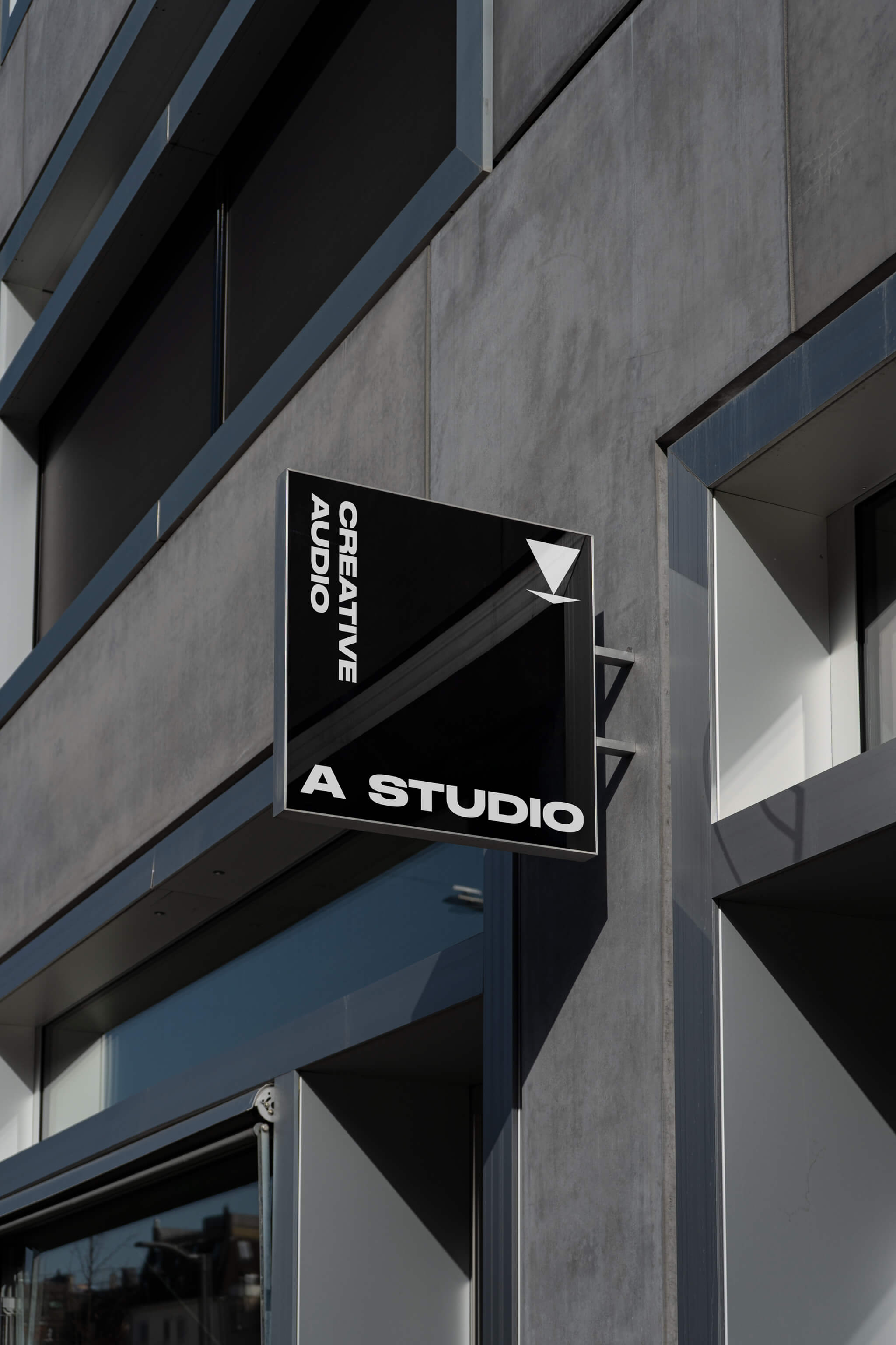 Studioschild an Au&szlig;enfassade / Studio sign on exterior facade