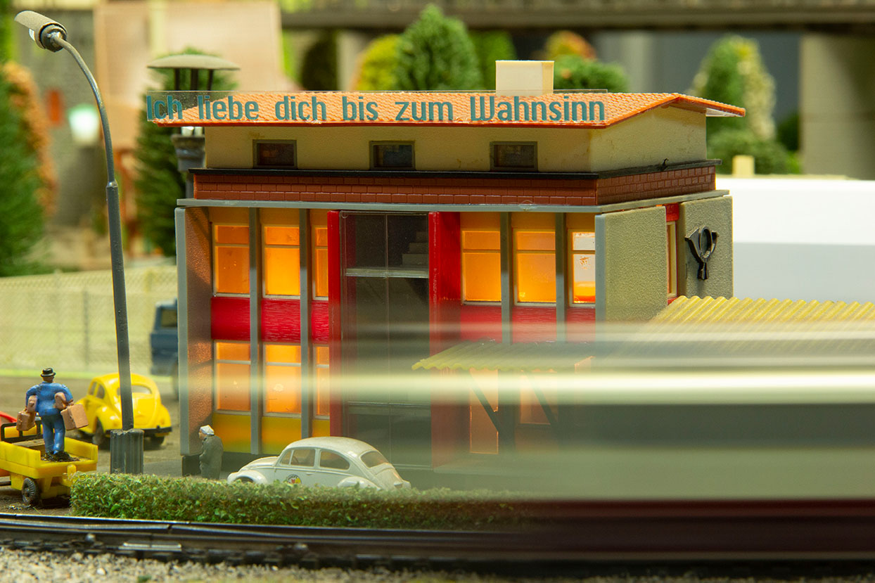 Post Modellbauhaus mit typografischem Schild am Dach / Post model house with typographic sign on the roof