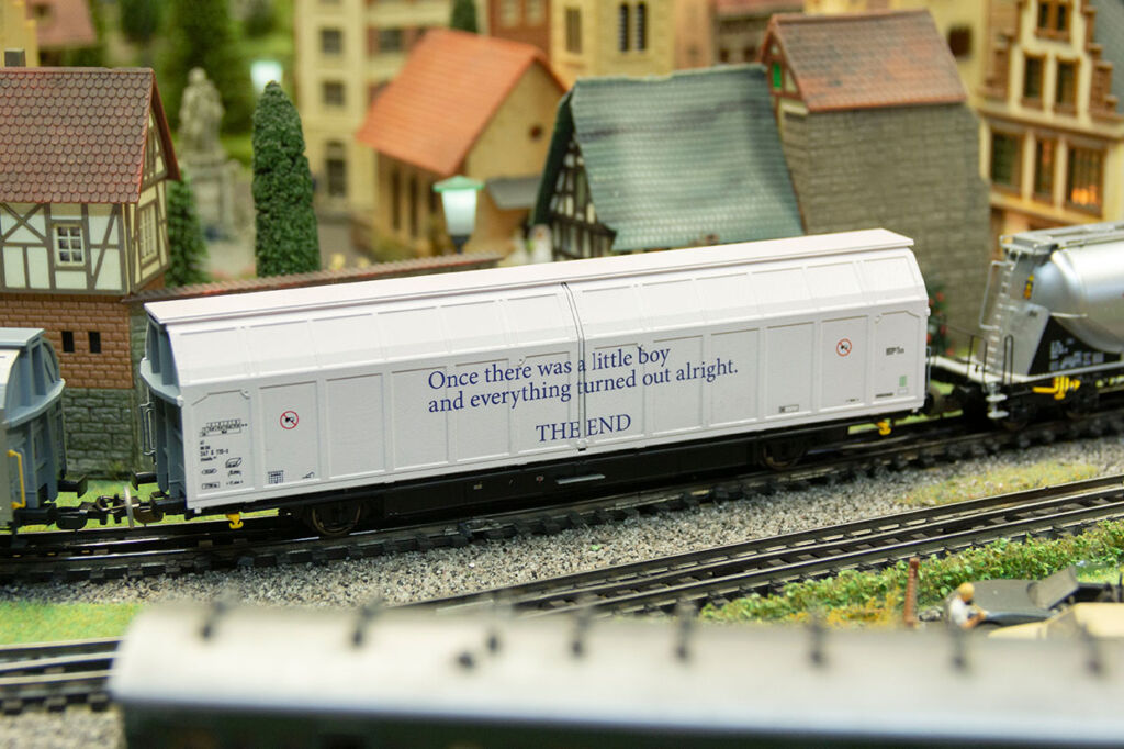 typografisch bedruckter Modellbauwaggon / typographically printed model wagon