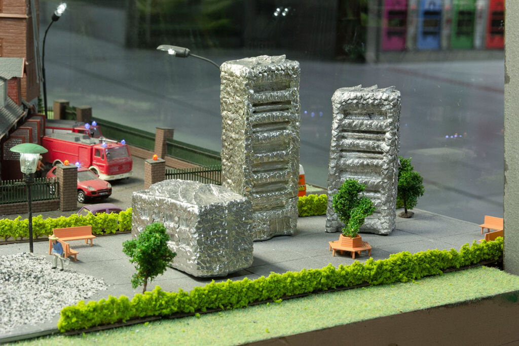 silberne Modellbau-H&auml;user in Modellbaulandschaft / silver model houses in model landscape