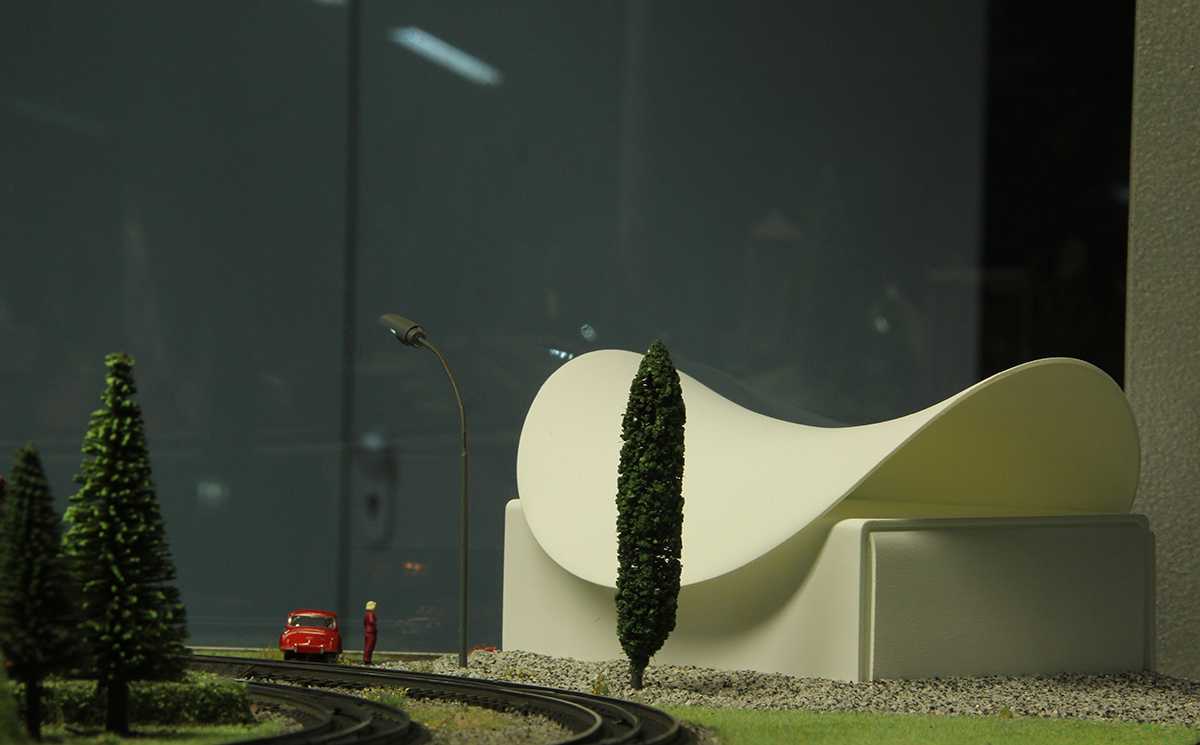 Modellbauhaus in Modellbau-Eisenbahnlandschaft / Model house in model railroad landscape