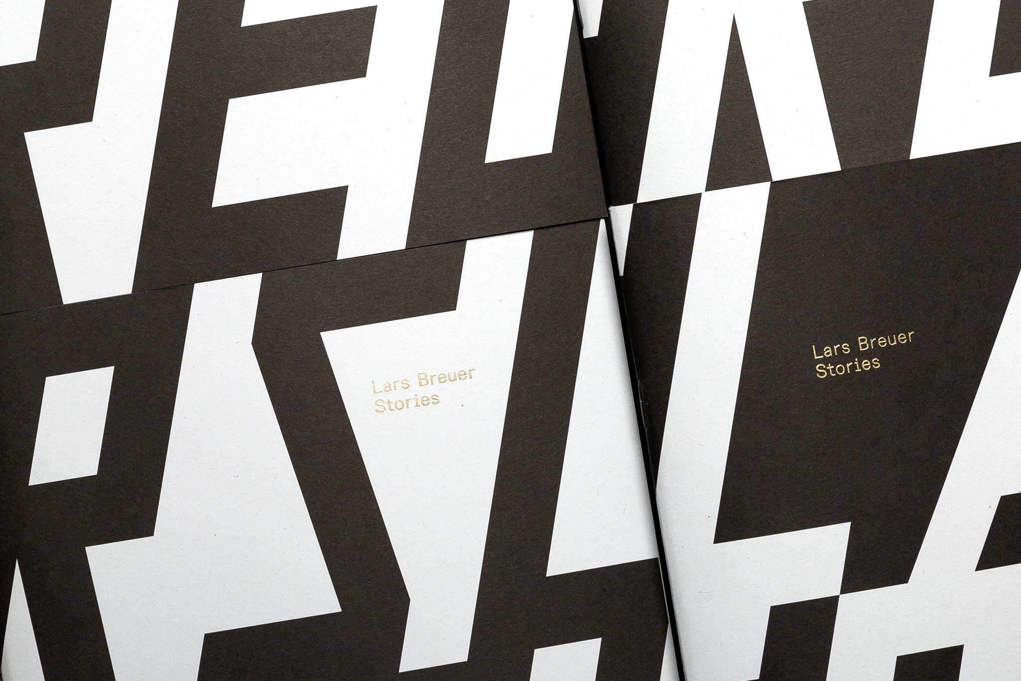 Detail der vier Cover mit goldener Pr&auml;gung / Detail of the four covers with gold embossing