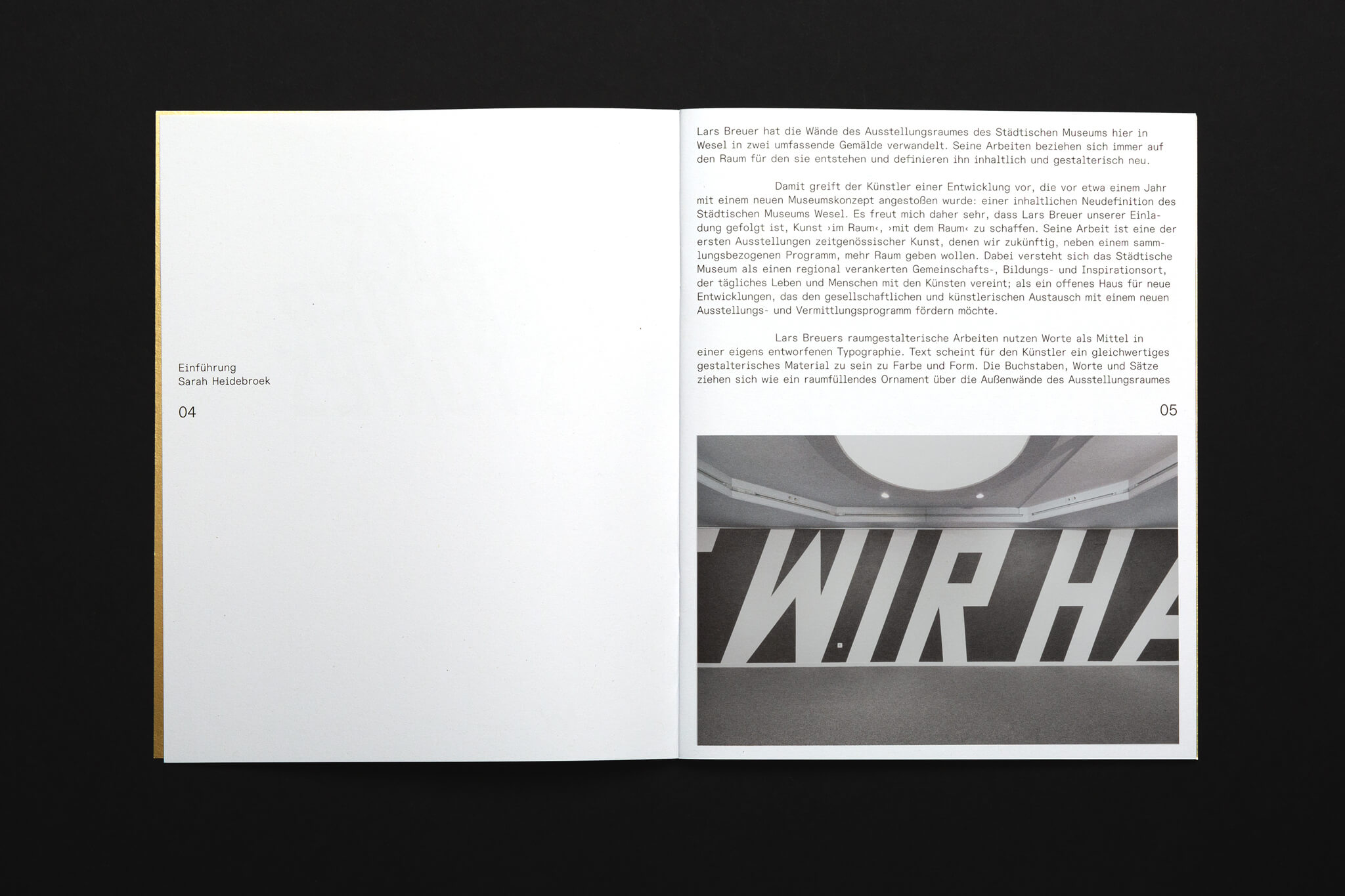 Einstiegsseite mit Text und Ausstellungsansicht / Entry page with text and exhibition view