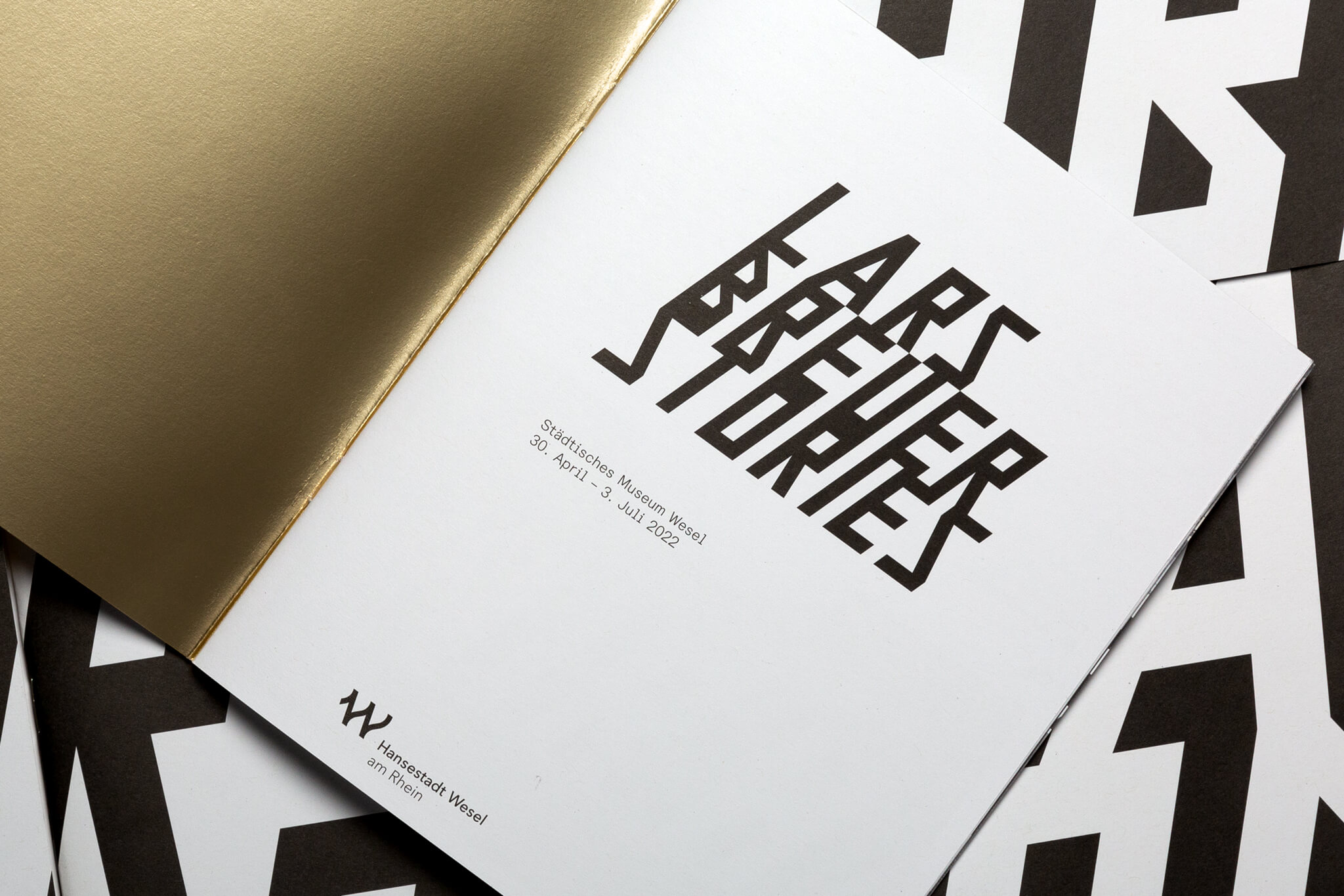 Schmutztitel mit goldenem Vorsatzpapier / Mock title with golden endpapers