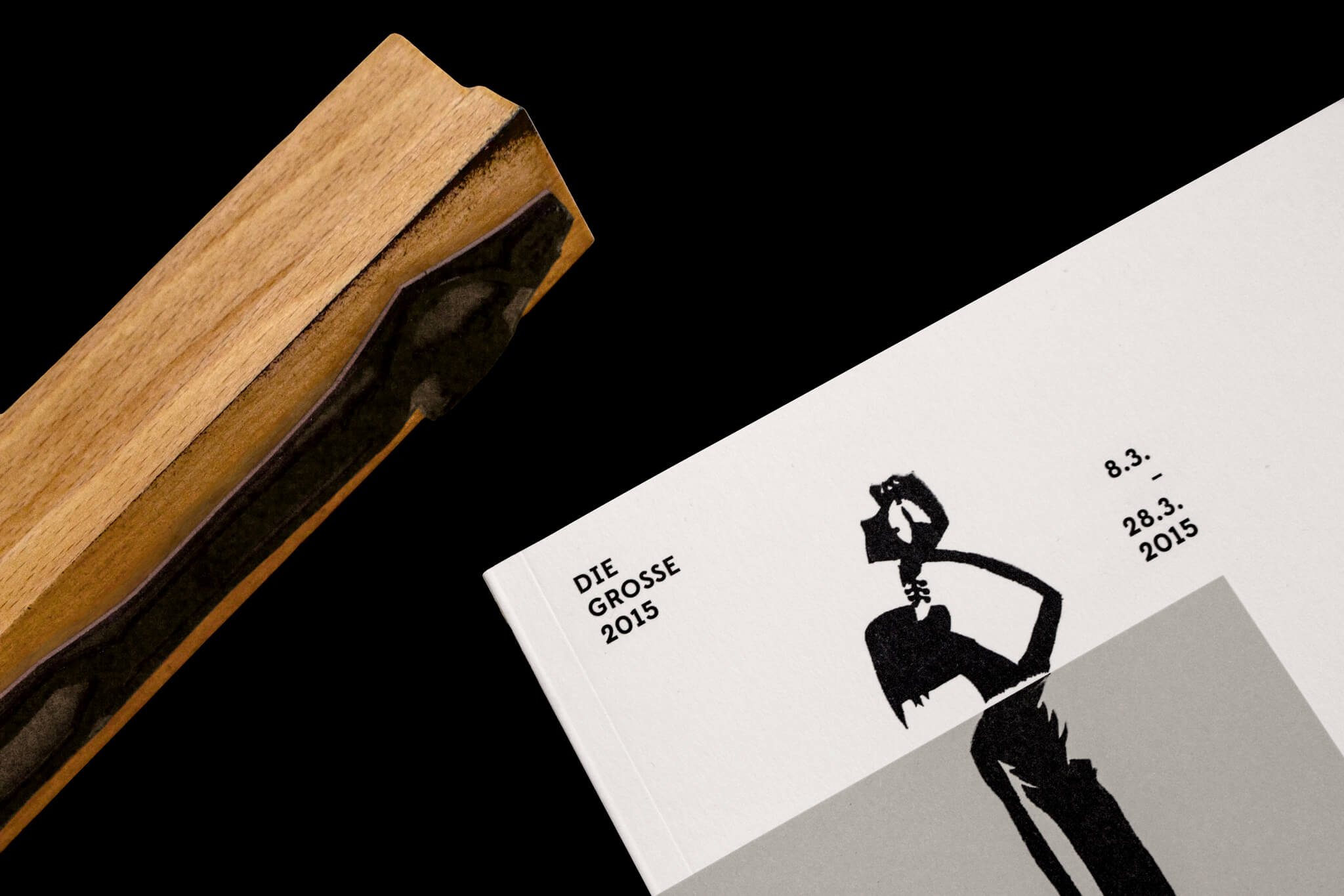 Holzstempel und Stempelabdruck auf Kunstkatalog / Wooden stamp and stamp impression on art catalog