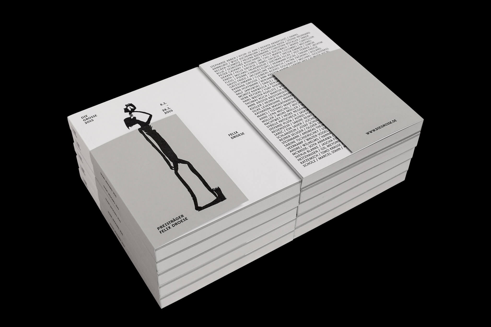 gestapelte Kunstkataloge auf schwarzem Grund / stacked art catalogs on black background