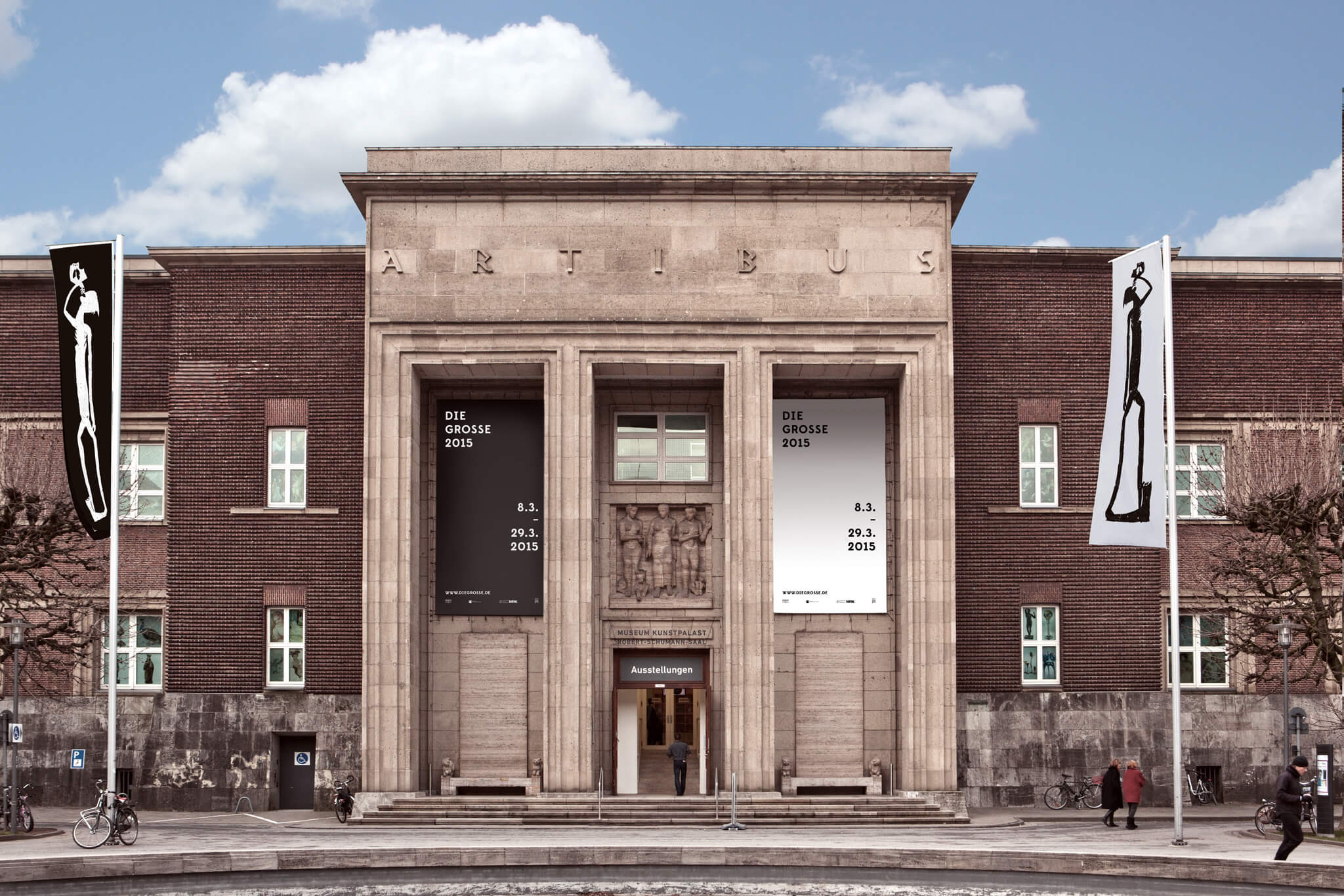 Fassade Kunstpalast mit Ausstellungskommunikation / Facade Kunstpalast with exhibition communication