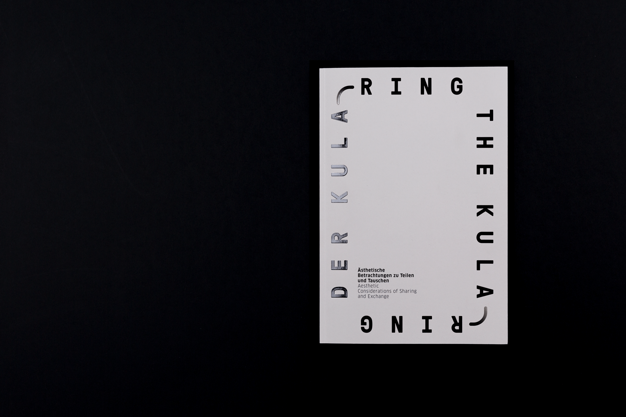 Cover mit lackierter gro&szlig;er Schrift / Cover with lacquered large font