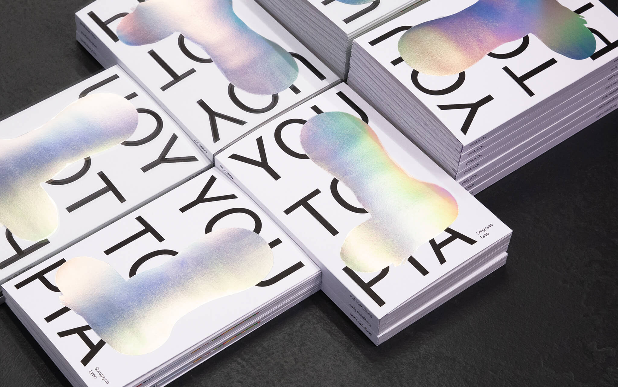 Stapel des Künstlerkataloges vor einem Spiegel / Stack of the artist's catalogue in front of a mirror