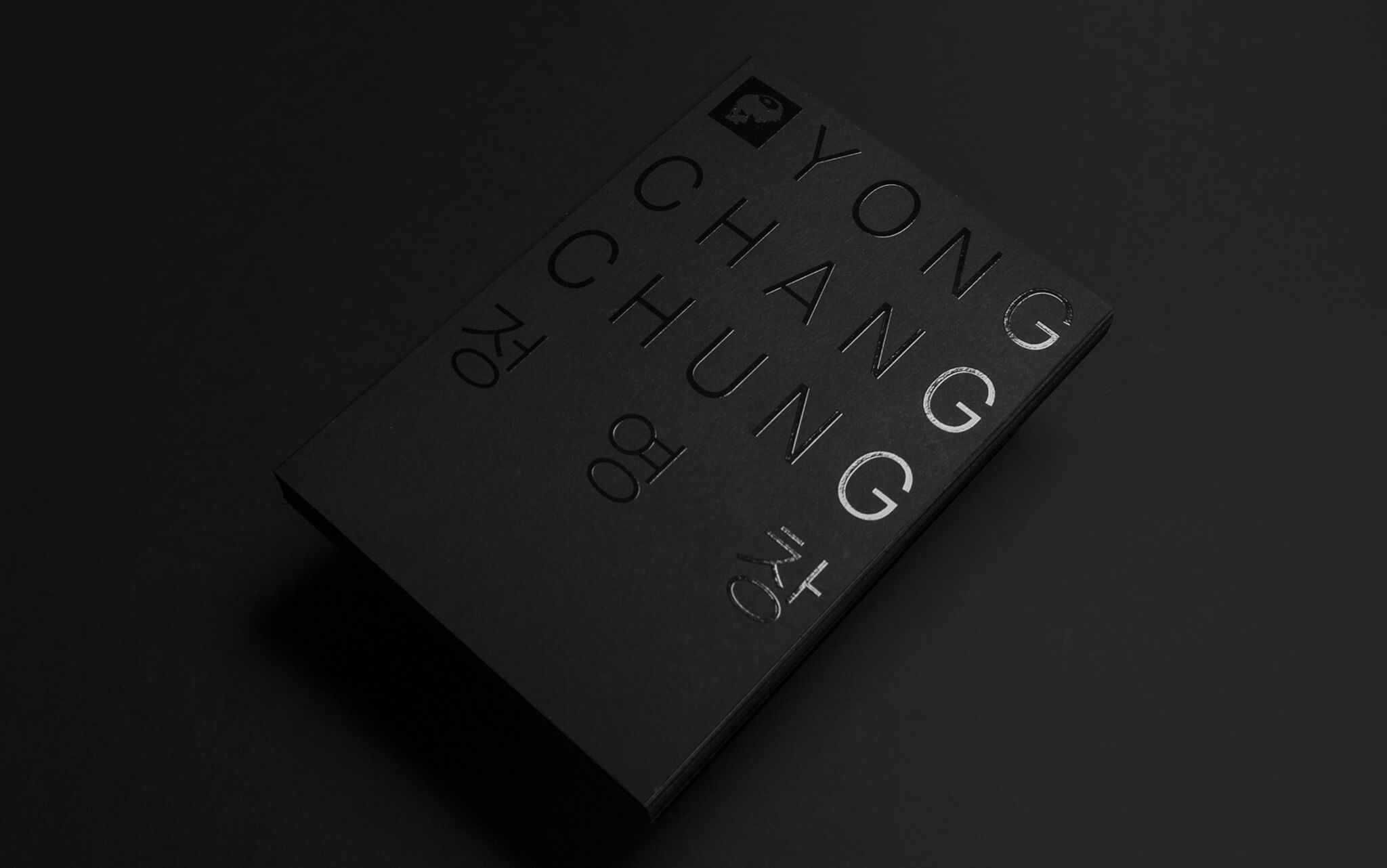 Schwarzer Titel mit partieller Lackierung / Black title with partial varnish