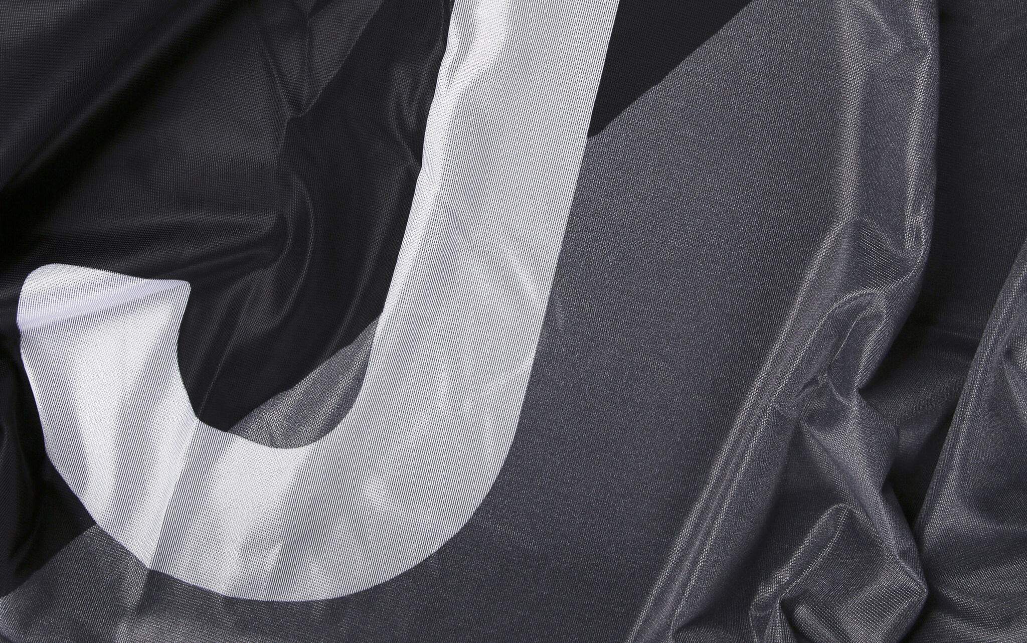 schwarz-grauer Stoff mit bedrucktem J / black and gray material with printed J